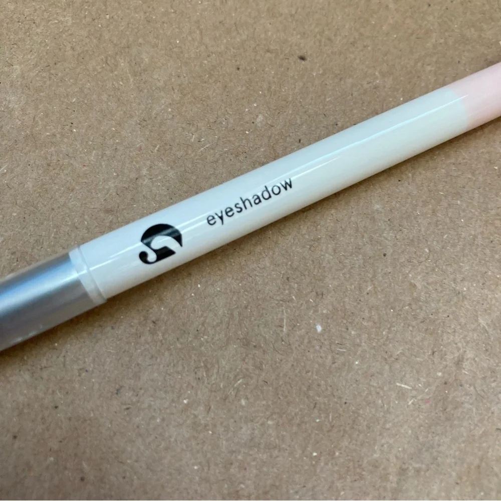 Glossier eyeshadow brush